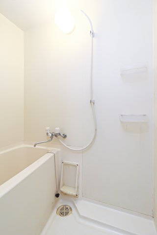 サヴォイバルビゾン　2階の浴室|別号室のものです。現状優先になります。