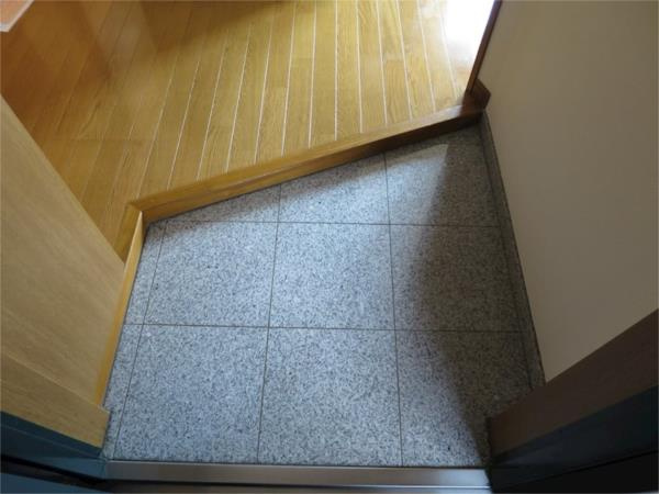 ペリグリンアパートメントの玄関