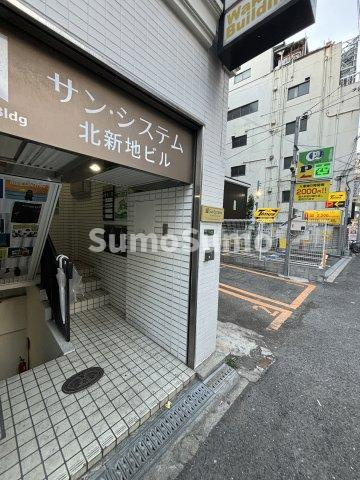 サンシステム北新地ビル のエントランス