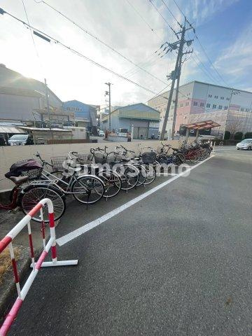 サンロイヤル北園田ブランシュールの駐車場