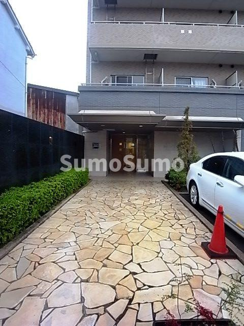 ウィングコート小松のエントランス|毎日通るエントランスはこのようになっています