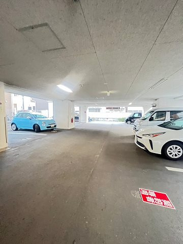 エールリベルテ大阪WESTの駐車場