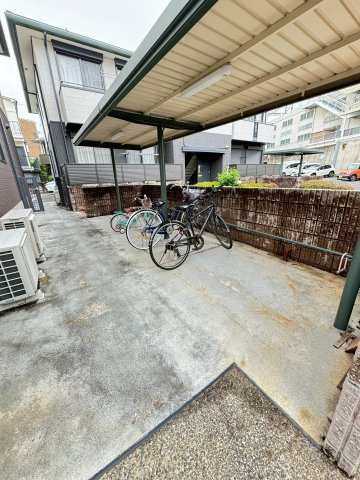 サンシャインヒルズB棟の駐車場