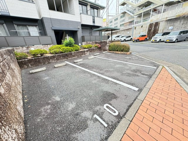 サンシャインヒルズB棟の駐車場