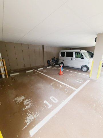 ヴィエント信和の駐車場