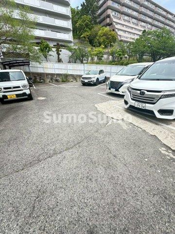 サンビルダー朝霧の駐車場|駐車場があります