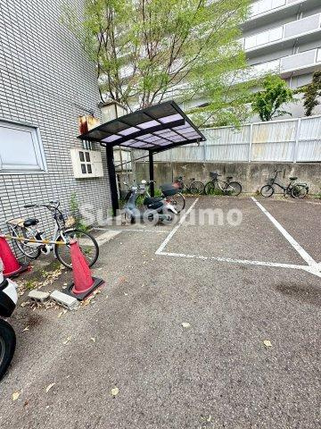 サンビルダー朝霧の駐車場|車をお持ちの方に嬉しい駐車場付きの物件です