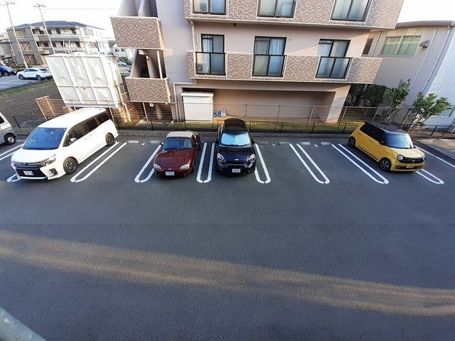 ヴィラ・フォーシーズンの駐車場