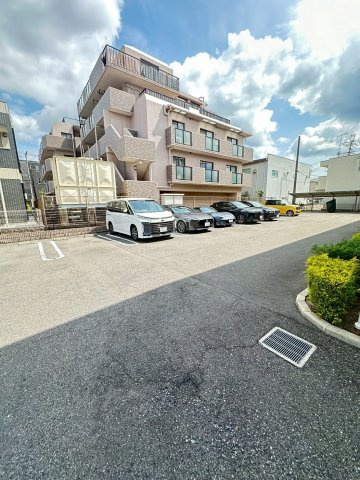 ヴィラ・フォーシーズンの駐車場