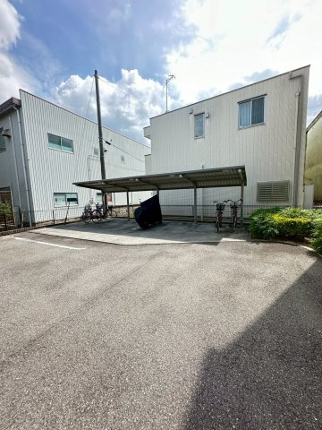 ヴィラ・フォーシーズンの駐車場
