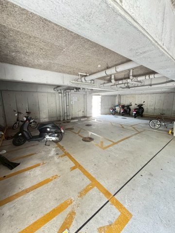 エクセーラUQの駐車場