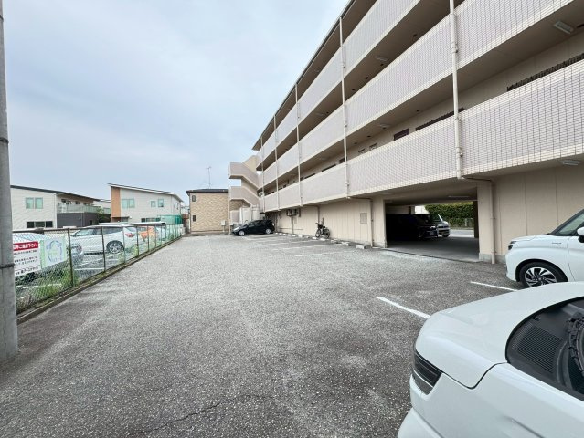 サンロイヤル神戸西の駐車場