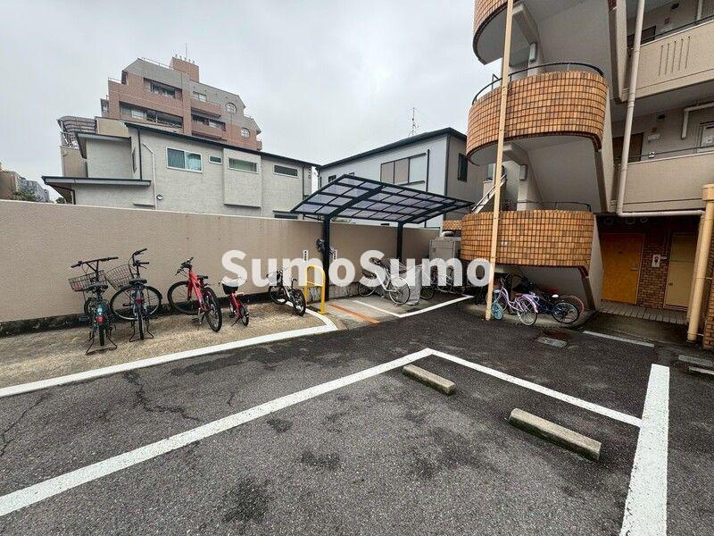 サンワードエフの駐車場