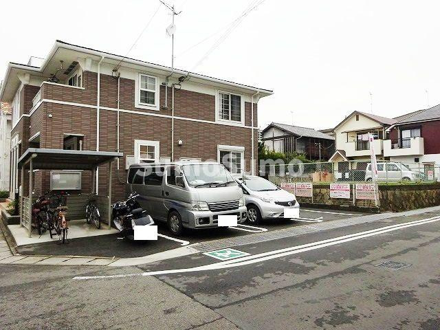 サンフレンズの駐車場|車をお持ちの方に嬉しい駐車場付きの物件です
