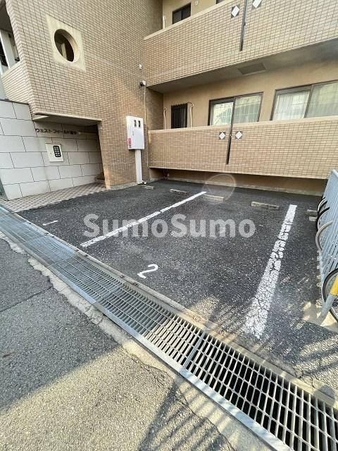ウエストフィールド里中の駐車場