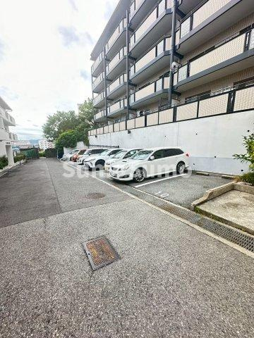 エアリーコート上高丸の駐車場|車をお持ちの方に嬉しい駐車場付きの物件です