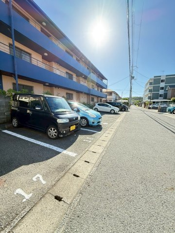 ウィングマンションの駐車場
