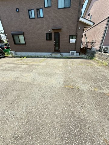 サンプレタ貴崎の駐車場