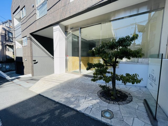 アクティス高田馬場四丁目のエントランス