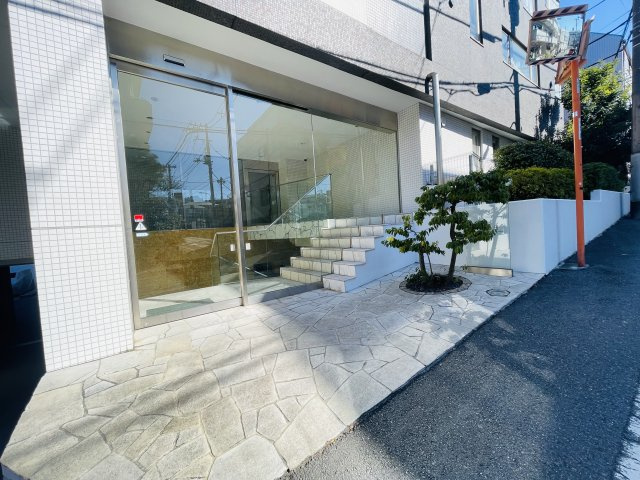アクティス高田馬場四丁目のエントランス