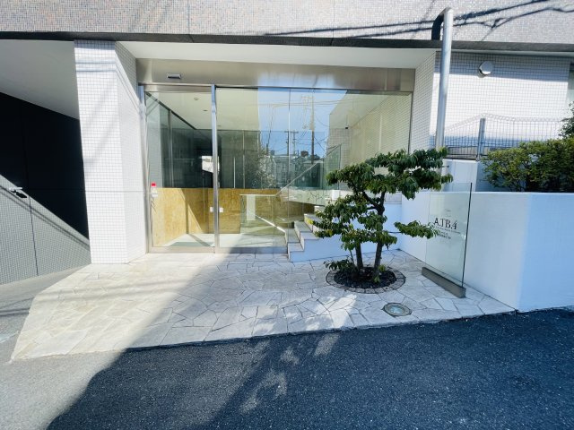 アクティス高田馬場四丁目のエントランス