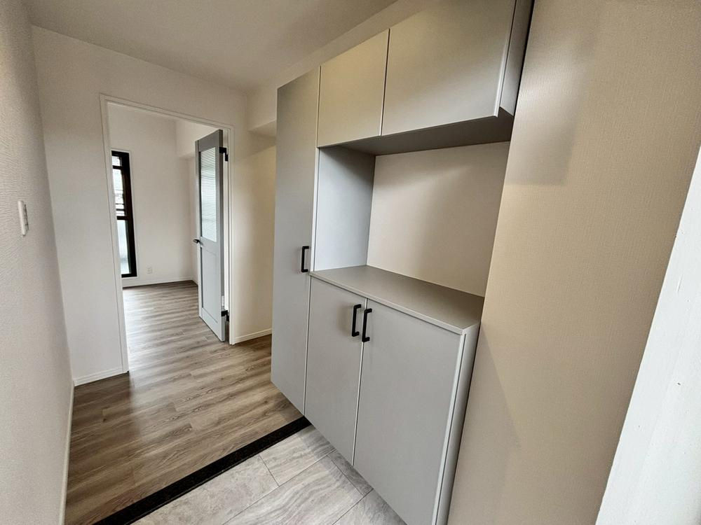 メロディーハイム守口参番館の内装|玄関ホール　シューズボックス
■物件内覧・資金計画相談・住宅ローン相談、リフォーム相談、お問合せ受付中■
※当日・翌日のご内覧、ご相談はお電話でのお問合せがスムーズです！