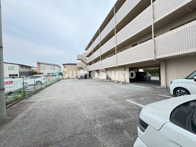 サンロイヤル神戸西の駐車場|駐車場完備です