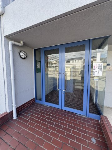 サンパレス東須磨のエントランス|毎日通るエントランスはこのようになっています