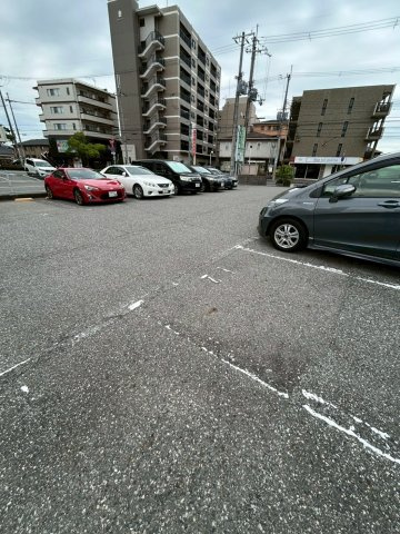 ウィステリア弐番館の駐車場|駐車場があるので、車を買う予定の方も安心です