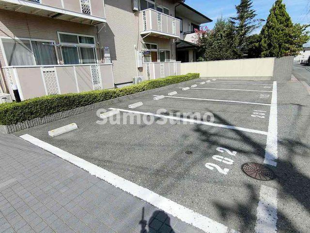 ウインズハイツⅡの駐車場|駐車場があるので、車を買う予定の方も安心です