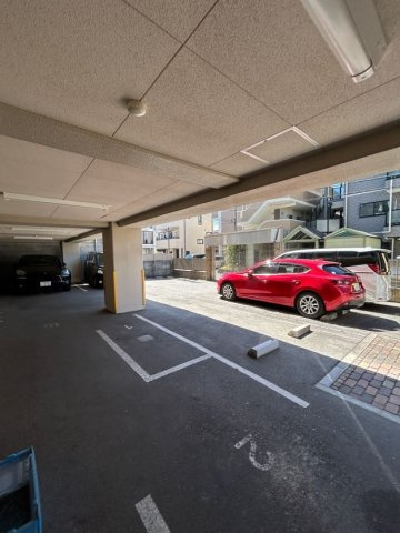 ウィスティリアコート神戸Ⅱの駐車場