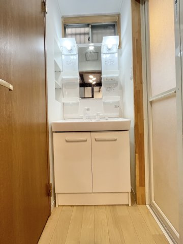 塚口町5丁目貸家の洗面所