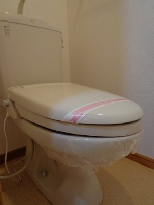 【トイレ】 | フィオーレＢ　2LDKHT | 落ち着いたトイレです
