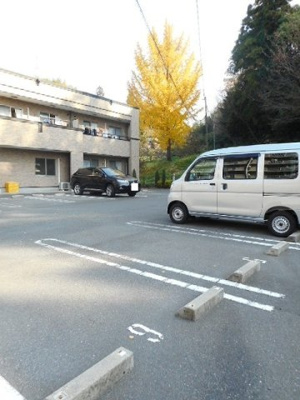 【駐車場】 | フィオーレＢ　2LDKHT | 車をお持ちの方に嬉しい駐車場付きの物件です