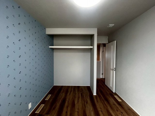 新築戸建　豊橋市牟呂町古田27番地1の和室|アクセントクロスを施した洋室です（5帖）