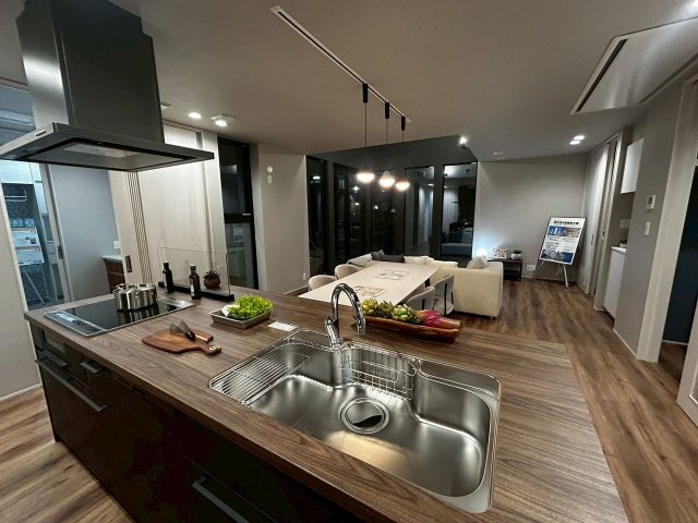 新築戸建　豊橋市牟呂町古田27番地1のキッチン|夜は間接照明で雰囲気のあるくつろげる空間に♪