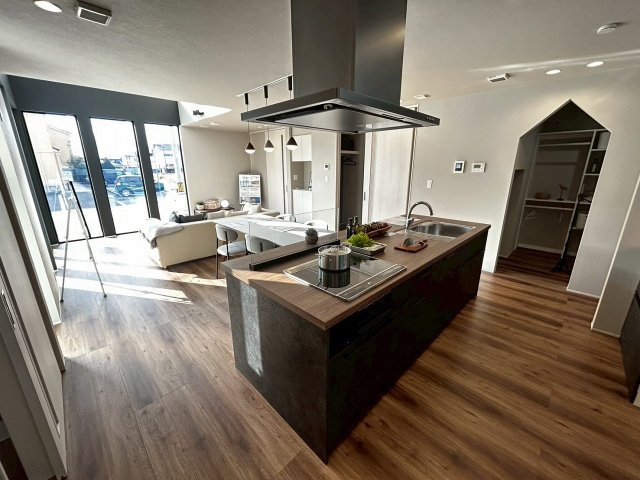 新築戸建　豊橋市牟呂町古田27番地1のキッチン|日中は自然光が入り明るいリビングです♪