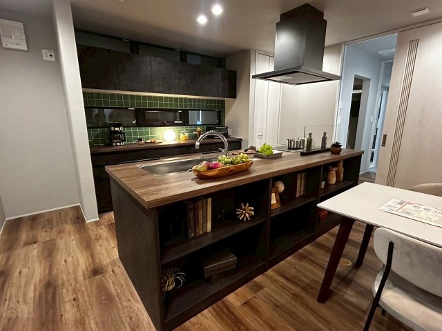 新築戸建　豊橋市牟呂町古田27番地1のキッチン|アイランドキッチンには便利な収納棚付き！