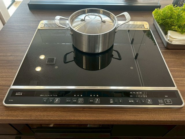 新築戸建　豊橋市牟呂町古田27番地1のキッチン|ＩＨの３つ口コンロで料理も掃除も楽々！