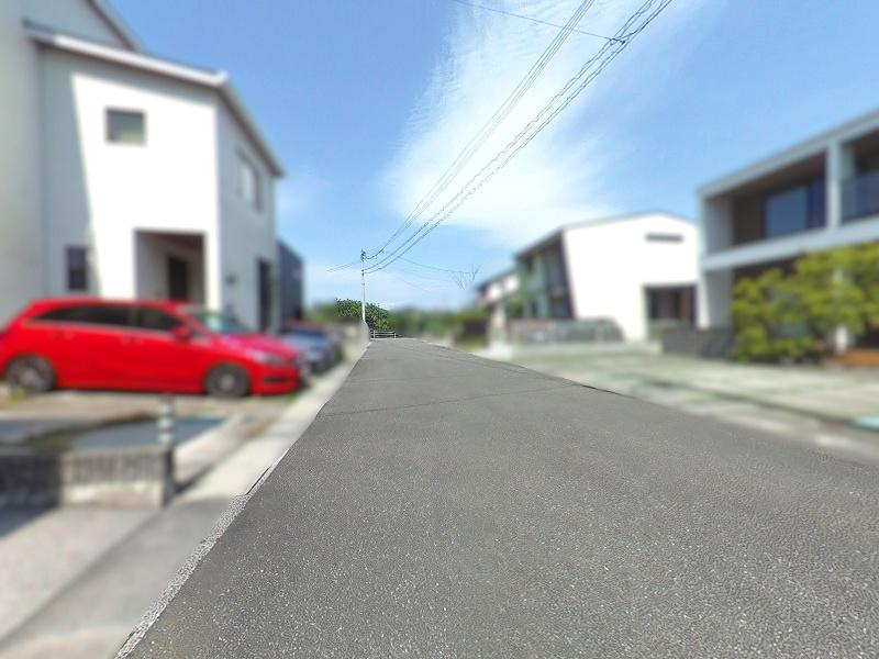 香南市野市母代寺　中古戸建ての前面道路含む現地写真