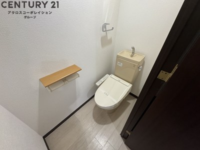 温水洗浄便座機能付きのトイレです！