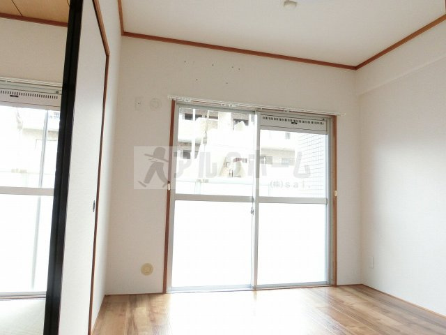 グラード柏原の洋室