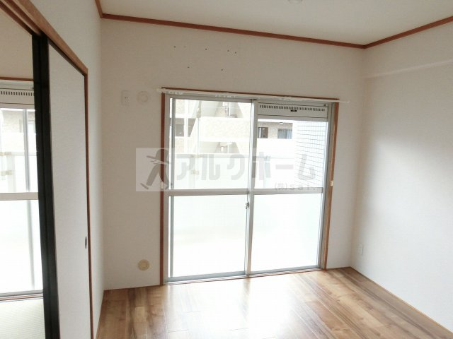 グラード柏原の洋室