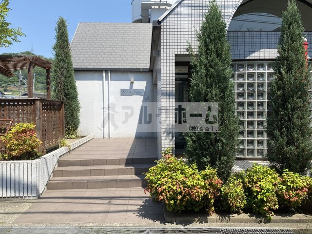 グラード柏原のエントランス