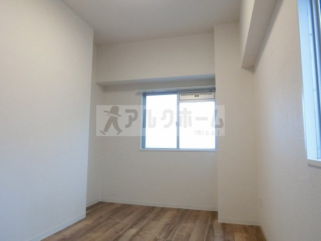 グラード柏原の洋室