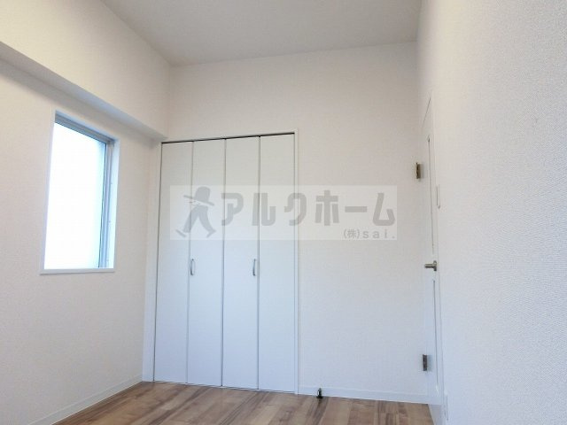 グラード柏原の洋室