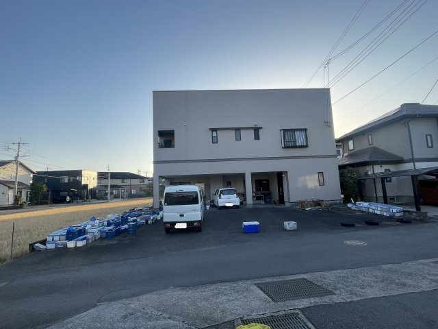 古閑中町　店舗付き住宅の駐車場