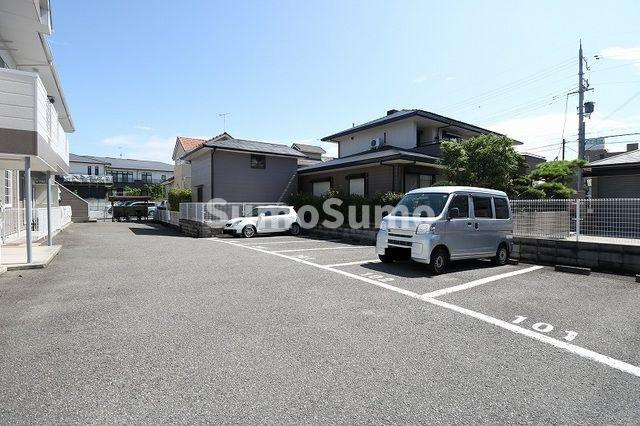 スカイハイツ王塚台の駐車場|駐車場完備です
