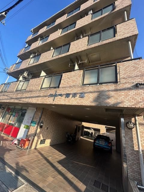 ジュネス海岸通の外観