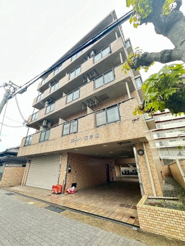 ジュネス海岸通の外観